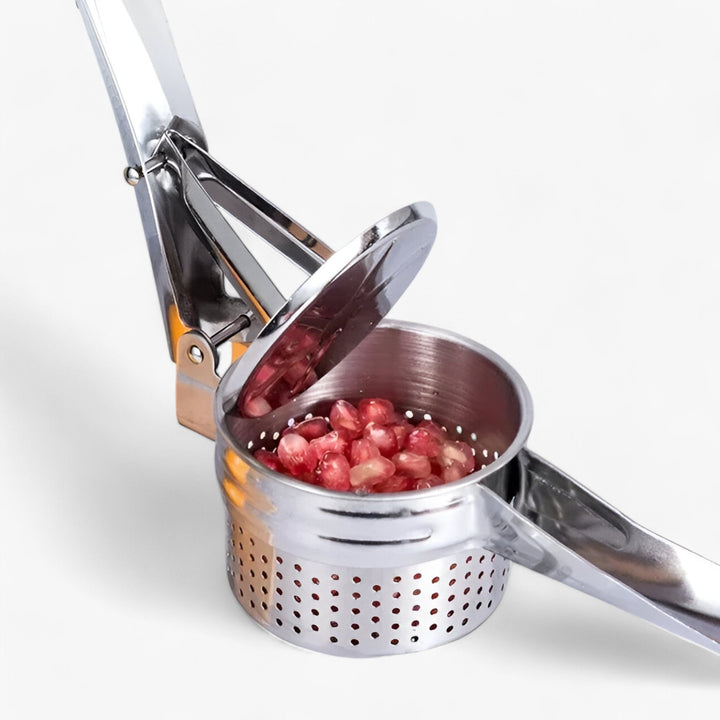 "Rustfri stål kartoffelpresser med ergonomisk håndtag for glat, klumpfri mos. Holdbart køkkenredskab til mosning."