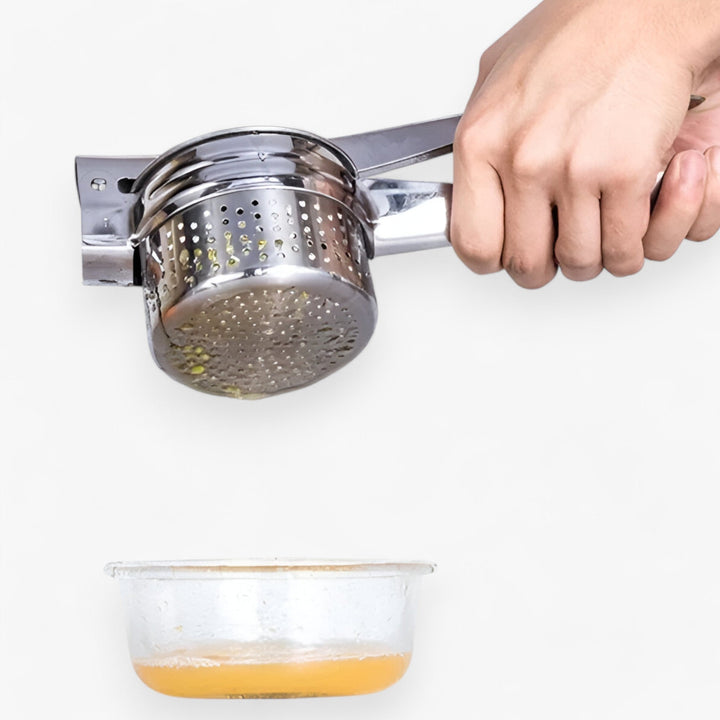 "Rustfri stål kartoffelpresser med ergonomisk håndtag for glat, klumpfri mos. Holdbart køkkenredskab til mosning."