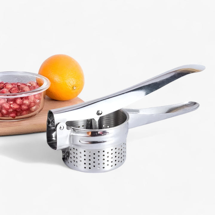 "Rustfri stål kartoffelpresser med ergonomisk håndtag for glat, klumpfri mos. Holdbart køkkenredskab til mosning."
