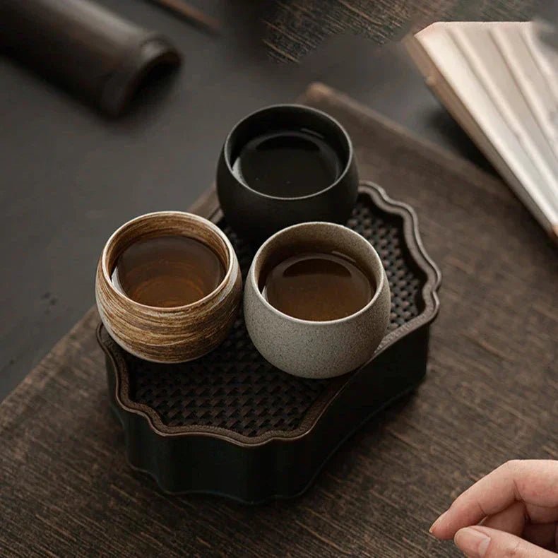 Enkeltbillede af en rustik glaseret espressokop i keramik, klar til brug.