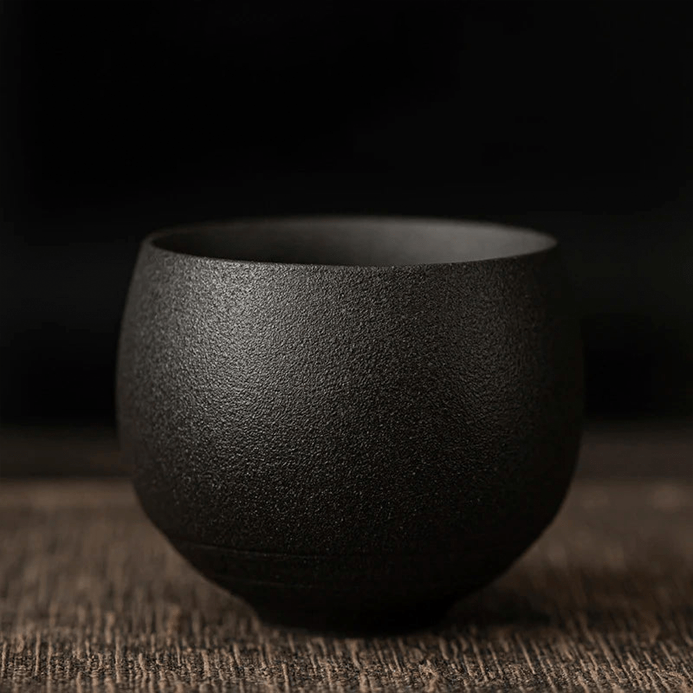 Minimalistiske espressokopper i keramik med rustik glasur, et must-have kaffetilbehør.
