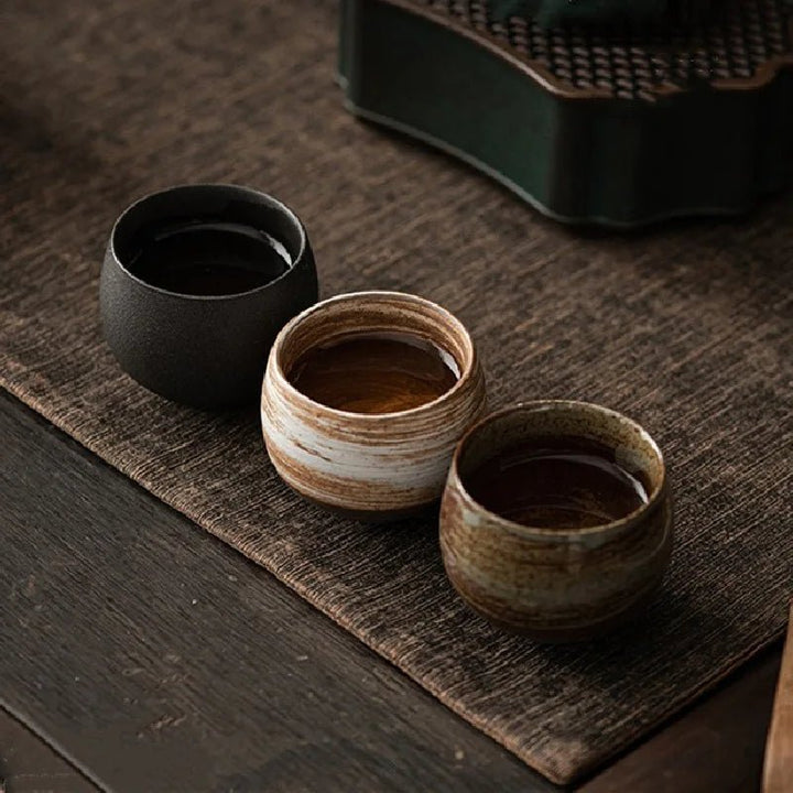 Unikke keramiske espressokopper med rustik glasur, perfekt til din kaffeoplevelse.