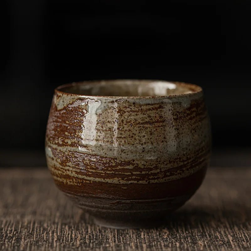 Nærbillede af den smukke, rustikke glasur på en unikt designet keramik espressokop.