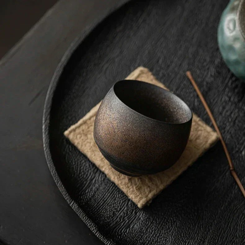Køkkenudstyr: Rustikke espressokopper af keramik, perfekte til din kaffepause.