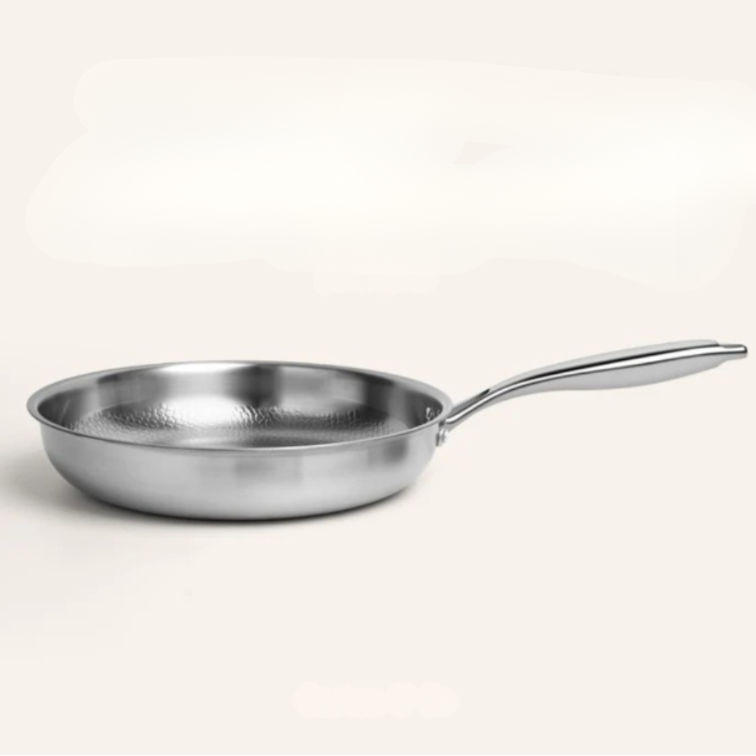 Holdbar titanium stegepande i sølv, designet med hamret finish til alle komfurer, inkl. induktion.