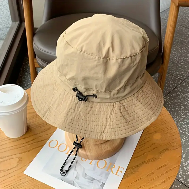 Sammenfoldelig udendørs hat i vandafvisende materiale, justerbar pasform, letvægtsdesign, perfekt til outdoor aktiviteter.