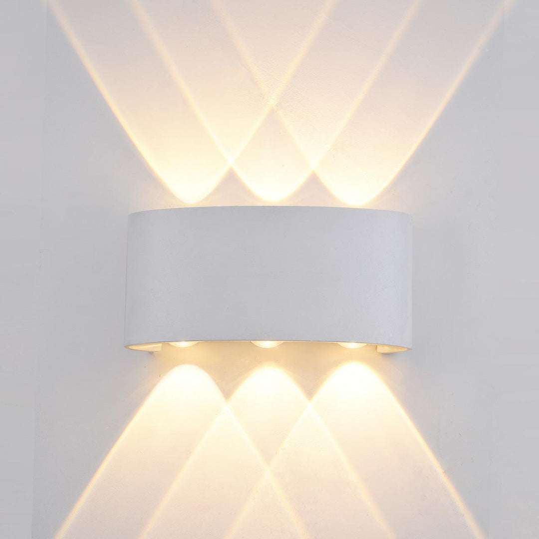 "Sandblæst hvid Ortelo 6W LED væglampe til udendørs brug, elegant alu-design med opad- og nedadrettet lys, IP65-klassificeret