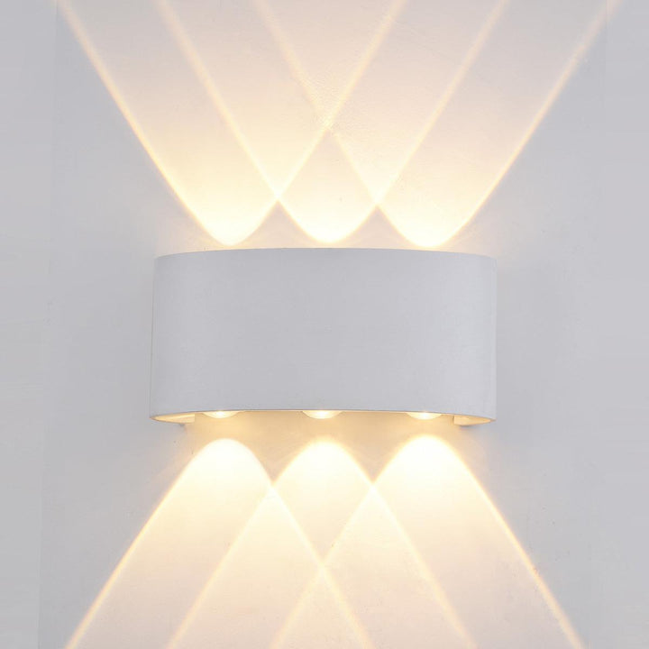 "Sandblæst hvid Ortelo 6W LED væglampe til udendørs brug, elegant alu-design med opad- og nedadrettet lys, IP65-klassificeret