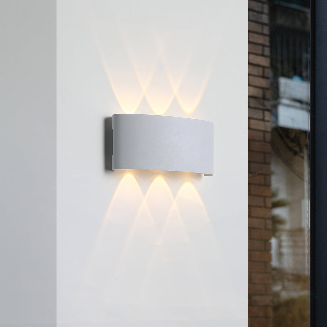 "Sandblæst hvid Ortelo 6W LED væglampe til udendørs brug, elegant alu-design med opad- og nedadrettet lys, IP65-klassificeret