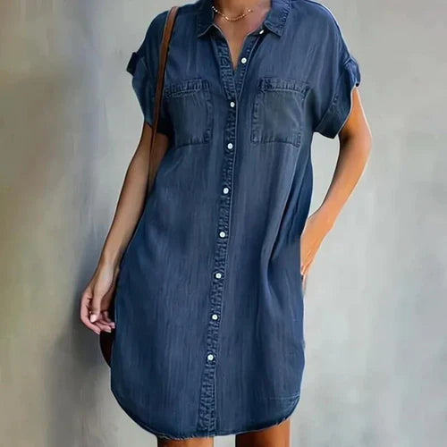 "Sara denim skjortekjole for kvinder, tætsiddende, stilfuld, med lommer, nedknappet front for praktisk og elegant look."