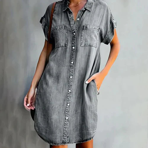 "Sara denim skjortekjole for kvinder, tætsiddende, stilfuld, med lommer, nedknappet front for praktisk og elegant look."