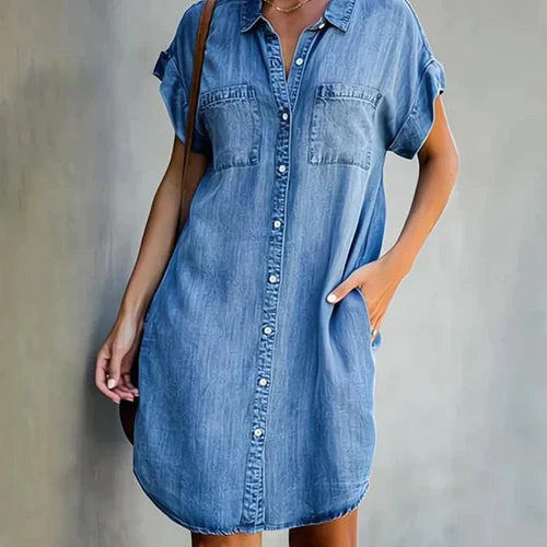"Sara denim skjortekjole for kvinder, tætsiddende, stilfuld, med lommer, nedknappet front for praktisk og elegant look."