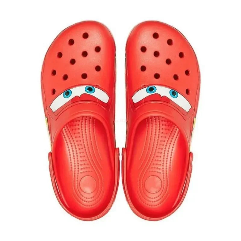 "Sjove, skridsikre røde McQueen Crocs til børn med Lynet McQueen-motiv, ideelle til leg og gåture."