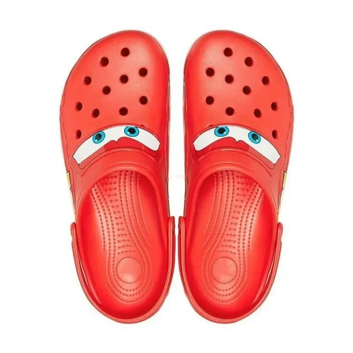 "Sjove, skridsikre røde McQueen Crocs til børn med Lynet McQueen-motiv, ideelle til leg og gåture."