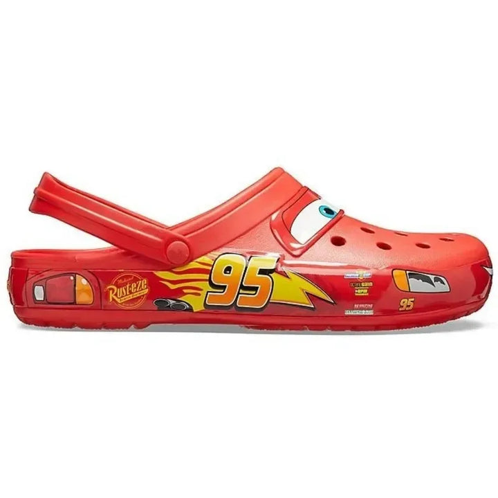 "Sjove, skridsikre røde McQueen Crocs til børn med Lynet McQueen-motiv, ideelle til leg og gåture."