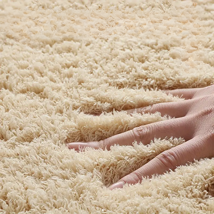 "Skridsikker rektangulær bademåtte med afrundede hjørner, bløde materialer i beige for komfort og stil i badeværelset."