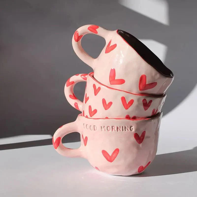 "Sødt kaffekrus i rosa med røde hjerter, perfekt som gaveidé. Ideel til kaffe, te og andre varme drikke."