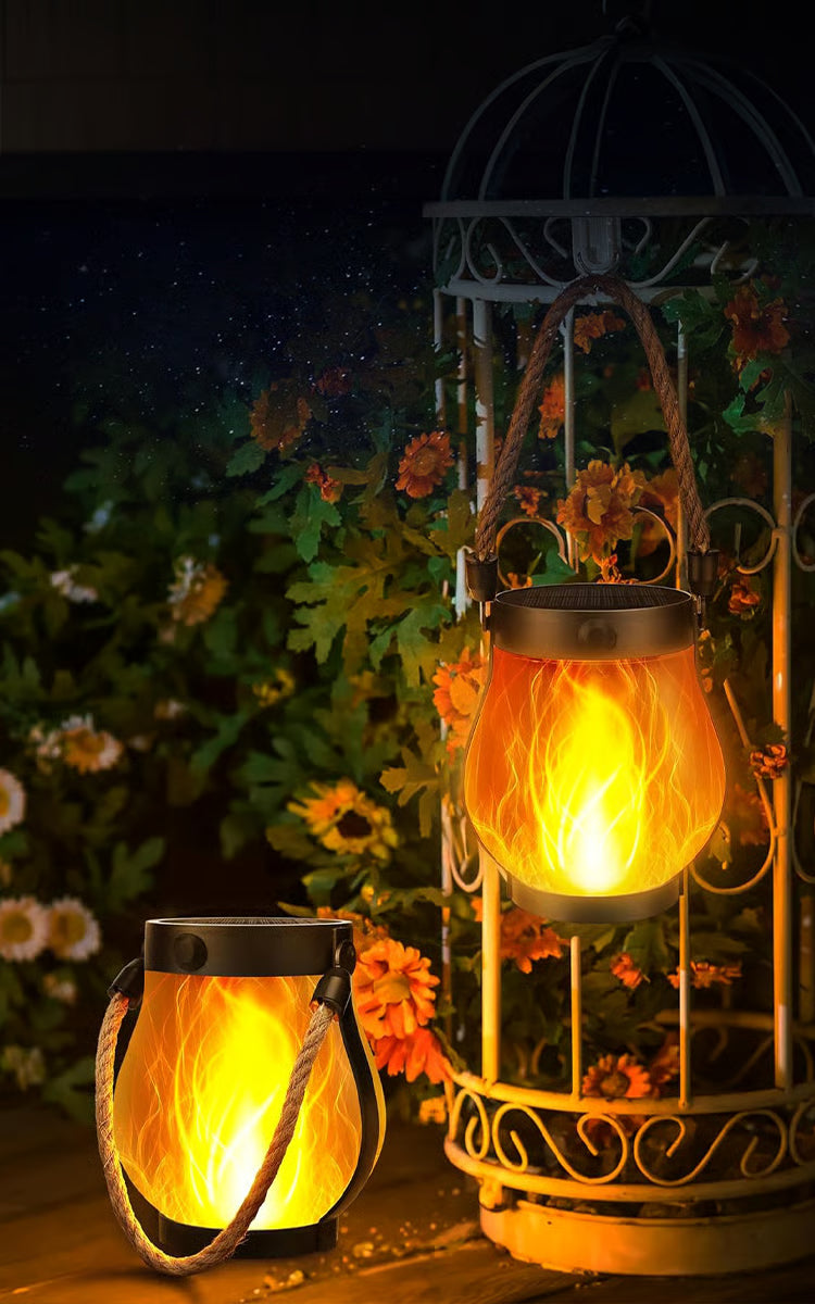 Dekorativ solcellelampe med flammeeffekt, skaber stemningslys i haven. USB-opladning og solenergi til udendørs brug.