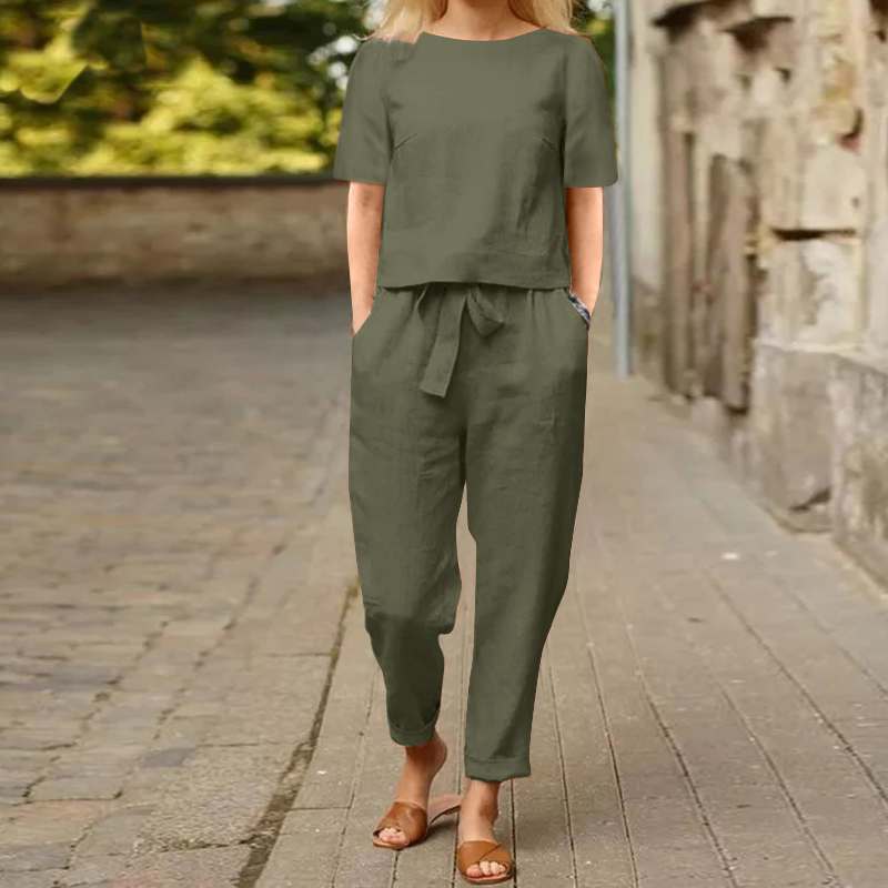 "Sommersæt til kvinder i bomuld og hør, vises i khaki, blå, rød og grøn. Elegant og let design, perfekt til sommer."