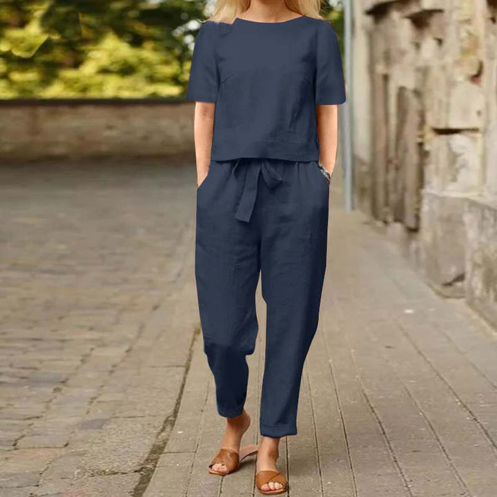 "Sommersæt til kvinder i bomuld og hør, vises i khaki, blå, rød og grøn. Elegant og let design, perfekt til sommer."