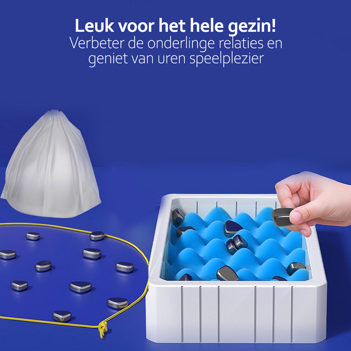 "Sort og hvid magnetisk skakbræt, 25x25 cm, med stabile brikker. Perfekt til strategi og familiesjov."