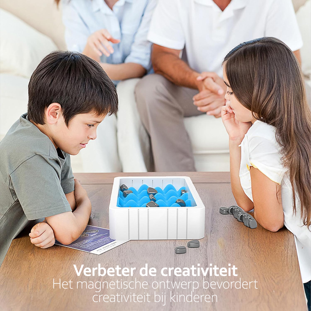 "Sort og hvid magnetisk skakbræt, 25x25 cm, med stabile brikker. Perfekt til strategi og familiesjov."