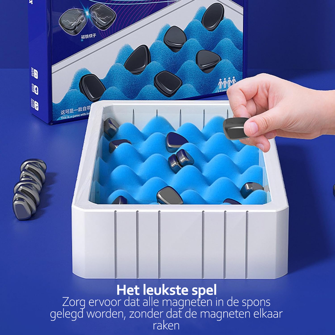 "Sort og hvid magnetisk skakbræt, 25x25 cm, med stabile brikker. Perfekt til strategi og familiesjov."