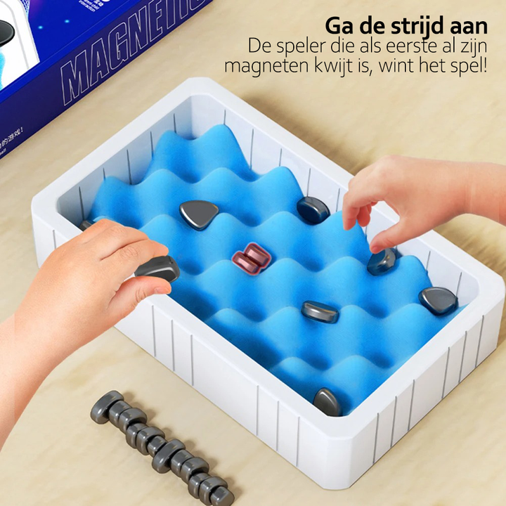 "Sort og hvid magnetisk skakbræt, 25x25 cm, med stabile brikker. Perfekt til strategi og familiesjov."