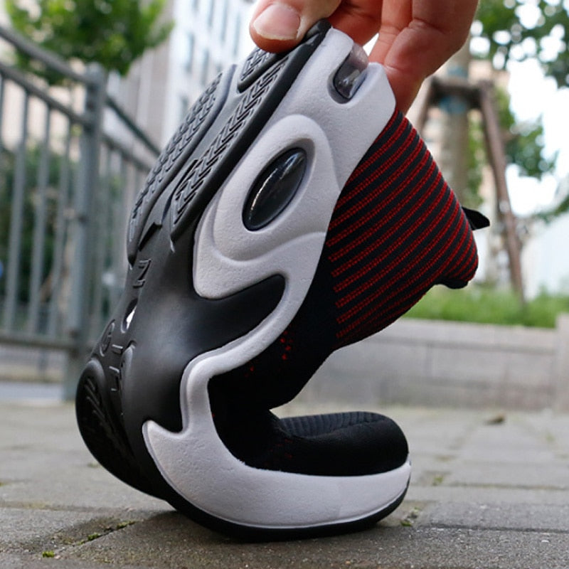 "Sort og røde herresneakers i åndbart strikmesh med stødabsorberende sål, perfekt til hverdag og træning."