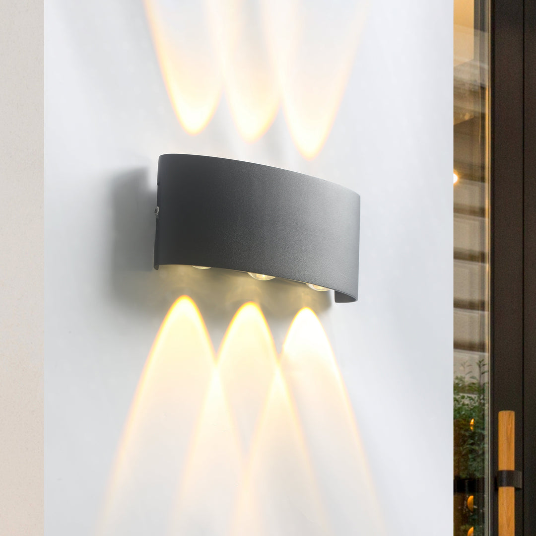 "Sort Ortelo væglampe af aluminium med LED, op- og nedad lys, IP65, moderne design til udendørs brug."