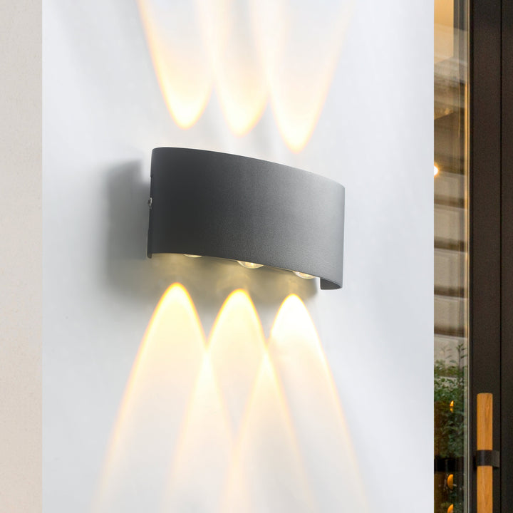 "Sort Ortelo væglampe af aluminium med LED, op- og nedad lys, IP65, moderne design til udendørs brug."
