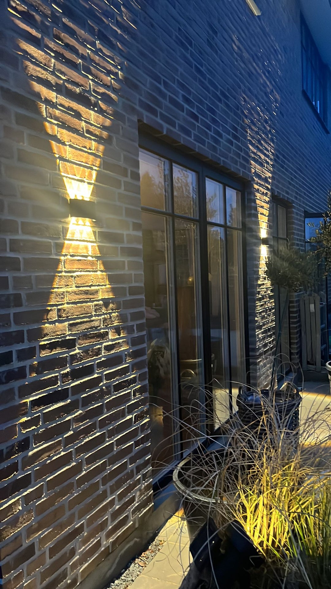 "Sort Ortelo væglampe af aluminium med LED, op- og nedad lys, IP65, moderne design til udendørs brug."
