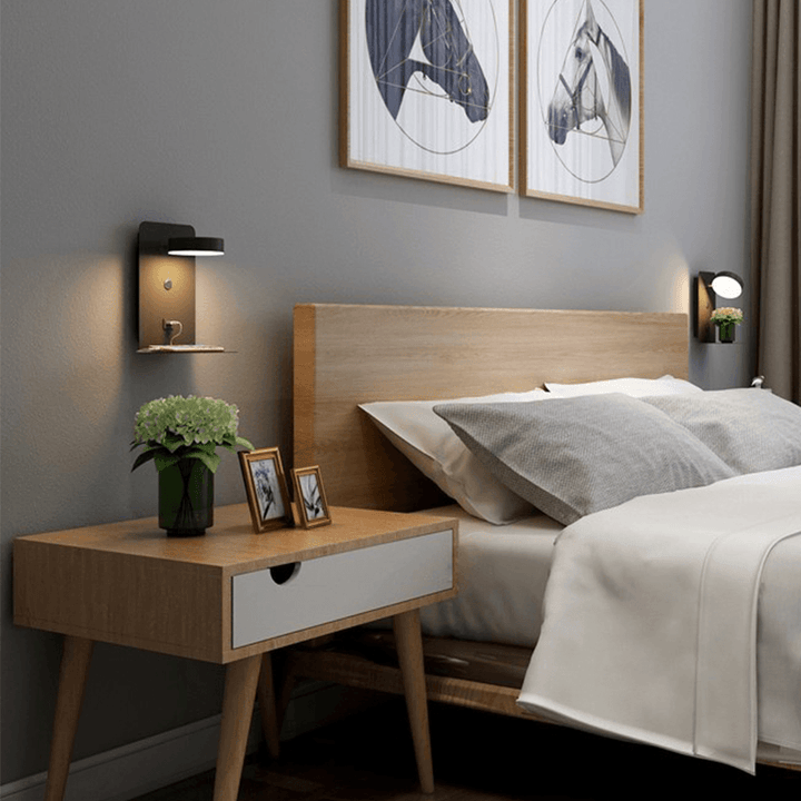 Moderne sort LED-natlampe med indbygget USB-oplader. Drejelig bordlampe med justerbart lys til soveværelset.