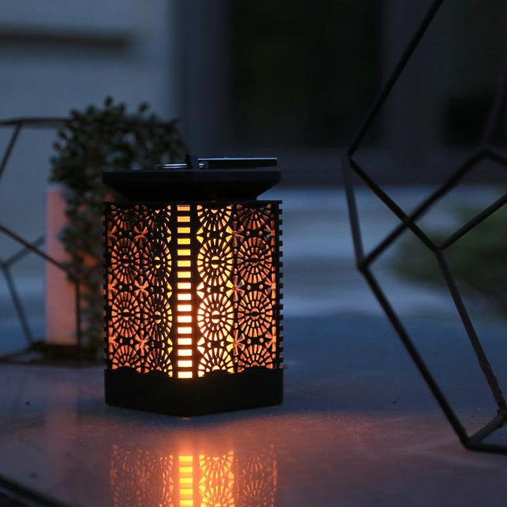"Sort solcelle LED lanterne med flammelignende lyseffekt, ideel til udendørs brug. IP44 klassificeret, passer til alle havein