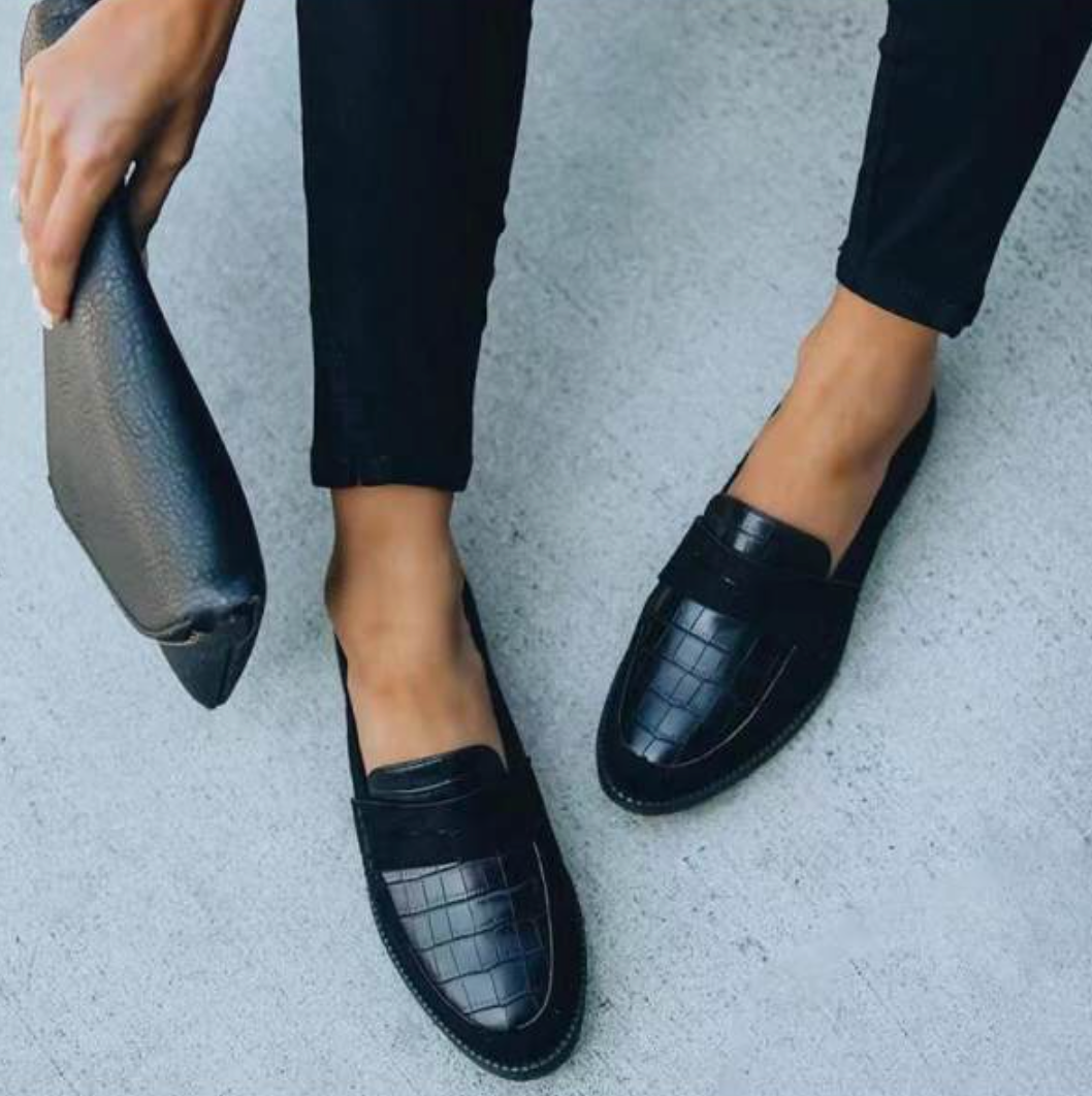 Sorte loafers til kvinder med elegant krokodillemønster. Stilfulde og flade sko for komfort hele dagen.