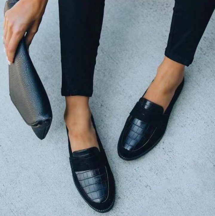 Sorte loafers til kvinder med elegant krokodillemønster. Stilfulde og flade sko for komfort hele dagen.