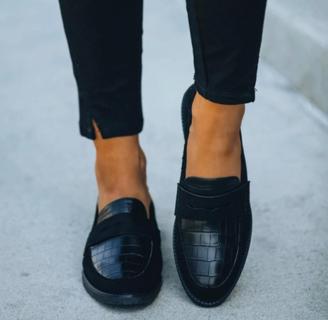 Elegante sorte loafers til kvinder. Klassisk design med krokodillemønster, perfekt til kontor og hverdag.