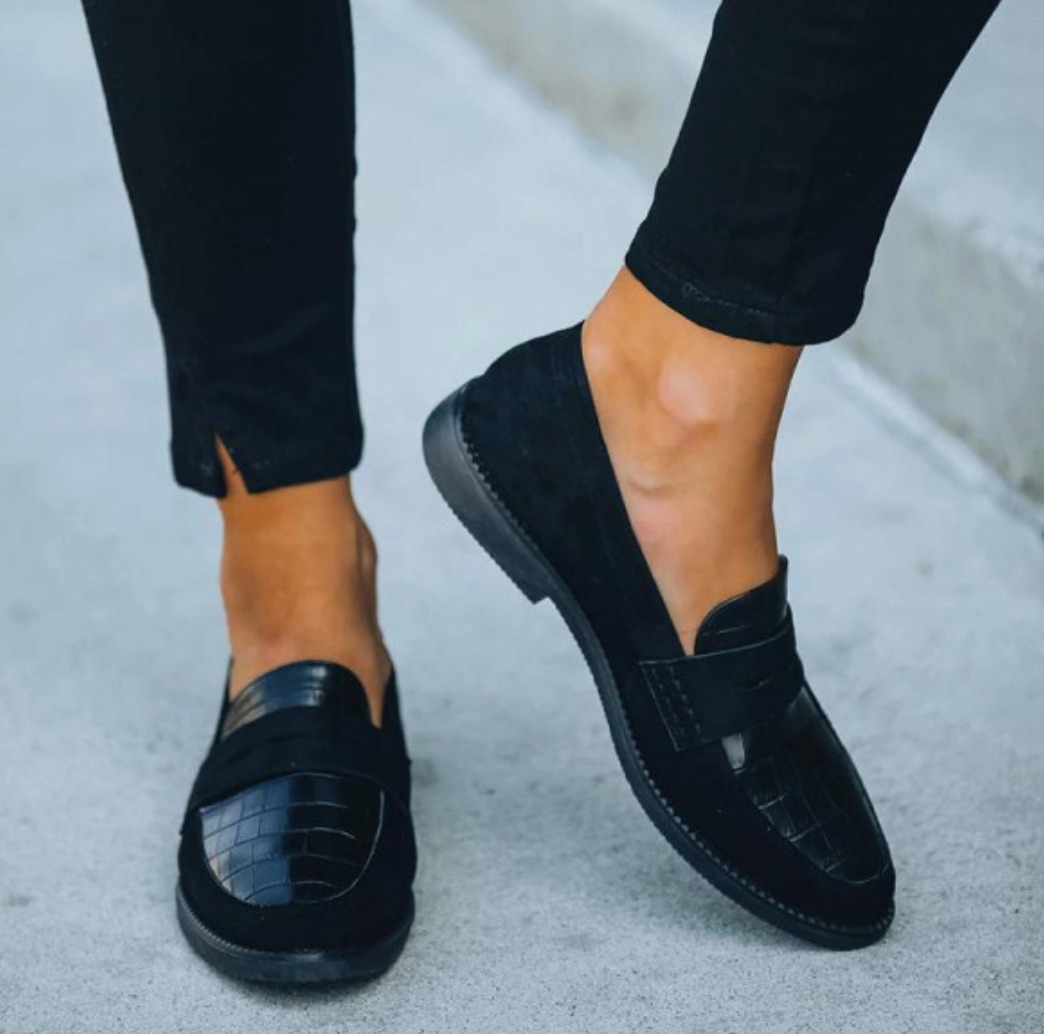 Stilfulde sorte loafers til kvinder. Flade sko med unikt krokodillemønster for en moderne og elegant stil.