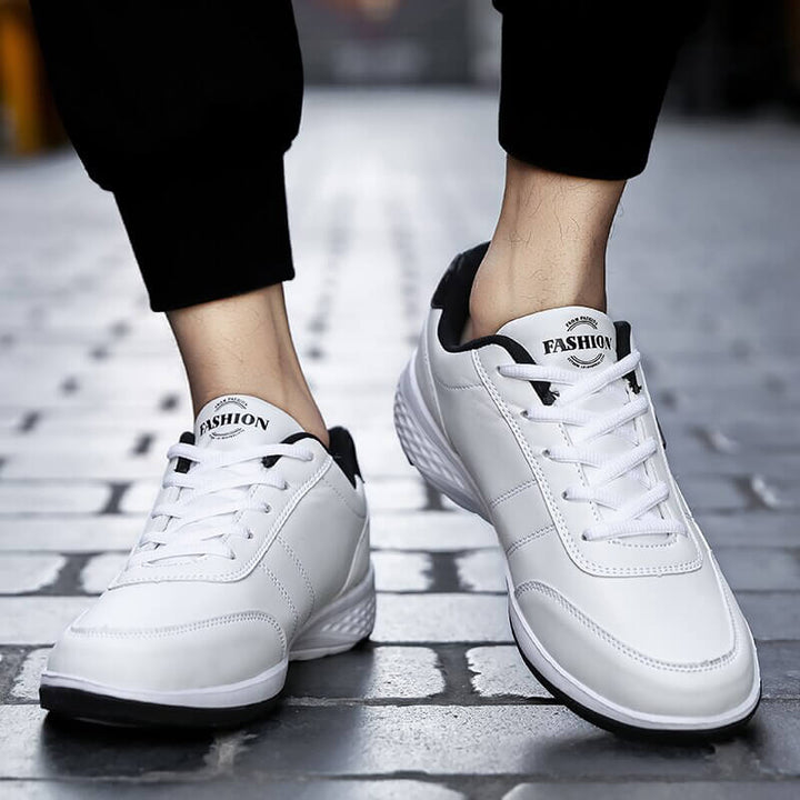 Sporty herresneakers med skridsikker sål, stødabsorbering og stilfuldt design til daglig brug og sport.
