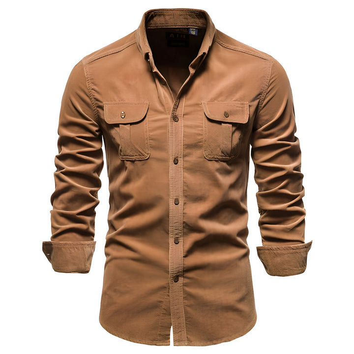 Elegant og moderne casual herreskjorte. Klassisk herretøj for et stilfuldt udtryk.