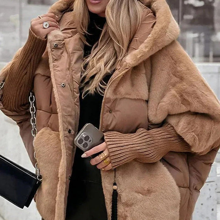 Stilfuld dame pufferjakke i sort med hætte. Perfekt som varm og komfortabel vinterjakke til kvinder.