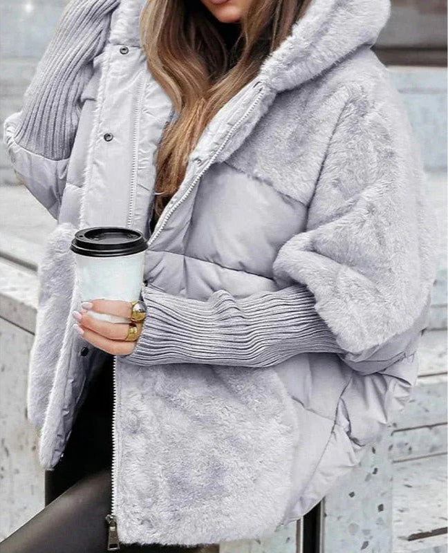 Luksuriøs oversize dame pufferjakke med stilfulde detaljer. Trendy og varm yderbeklædning til vinter mode.