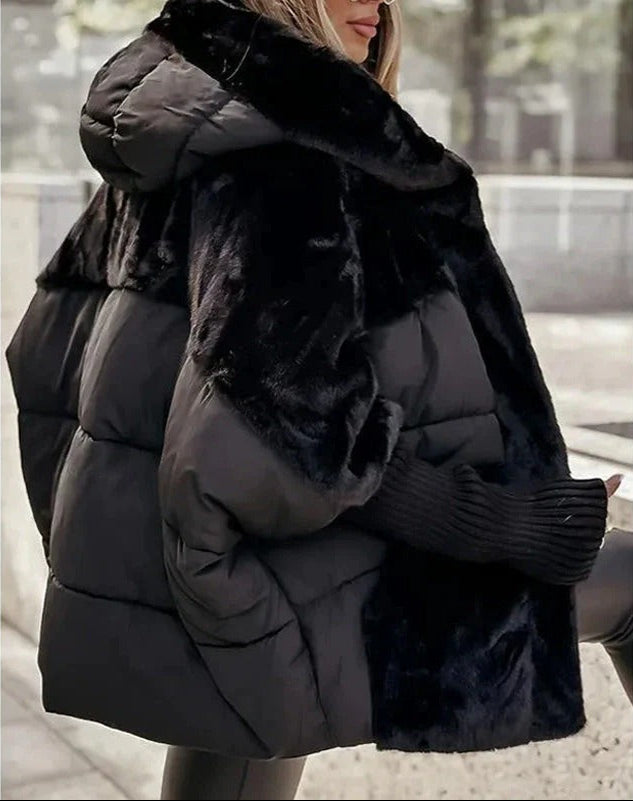 Elegant sort dame pufferjakke. Trendy hættejakke til kvinder, der søger stilfuld og varm yderbeklædning.