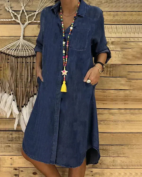 Elegant denim skjortekjole til kvinder i klassisk lyseblå, med krave og flatterende snit, ideel til alle anledninger.