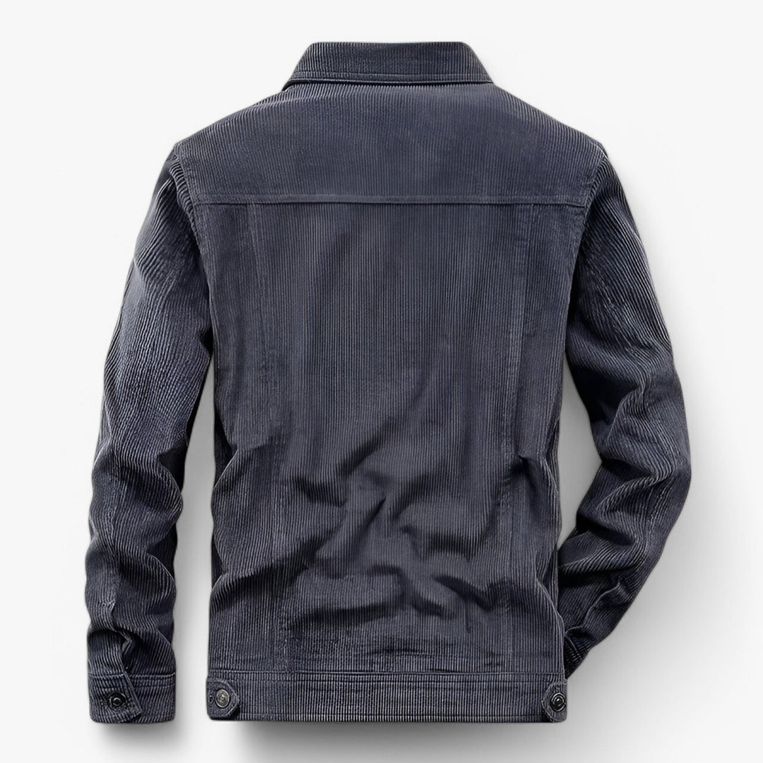 Stilfuld fløjlsjakke med knaplukning og elegante lommedetaljer, perfekt til herremode og giver en sofistikeret stil.