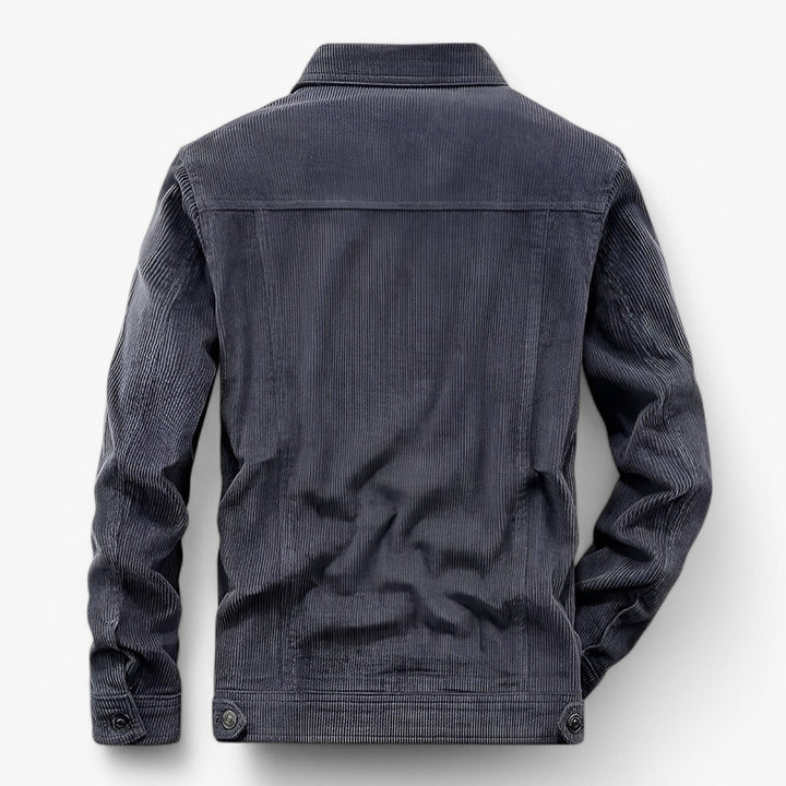 Stilfuld fløjlsjakke med knaplukning og elegante lommedetaljer, perfekt til herremode og giver en sofistikeret stil.