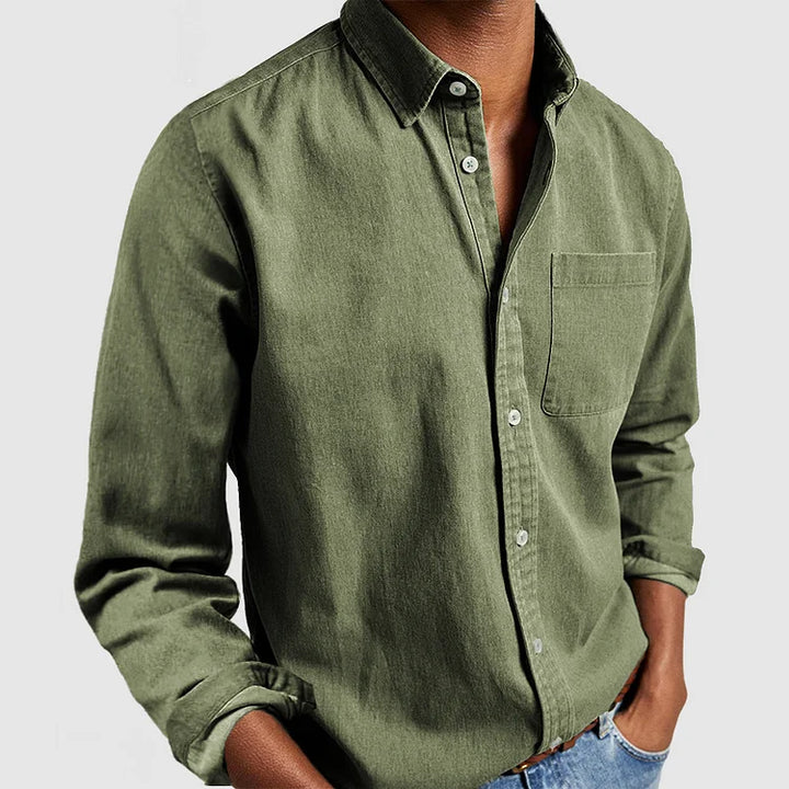 Mænds button-down skjorte, en essentiel tilføjelse til enhver garderobe.