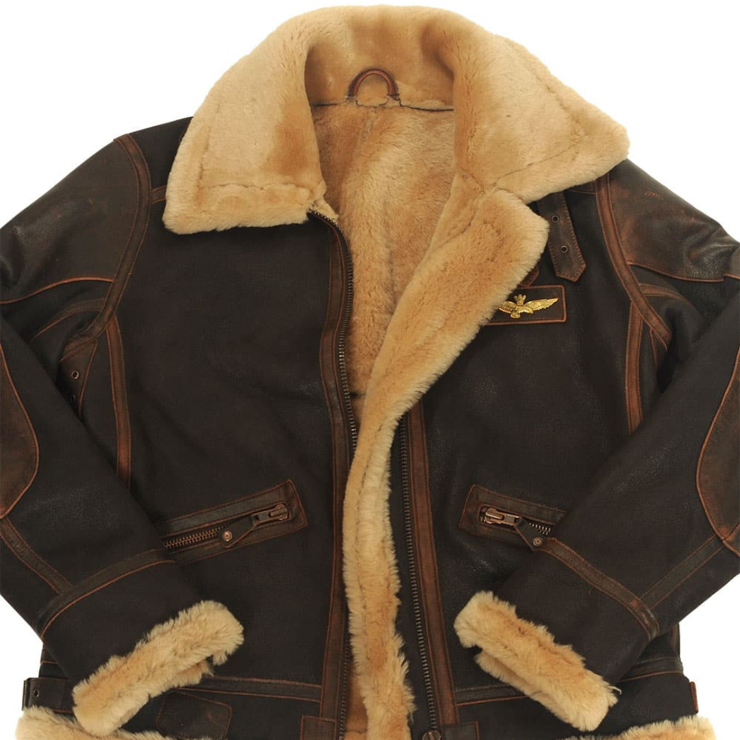 Herre pilotjakke i aviator-stil, med moderne detaljer, der fremhæver et maskulint og tidløst look.