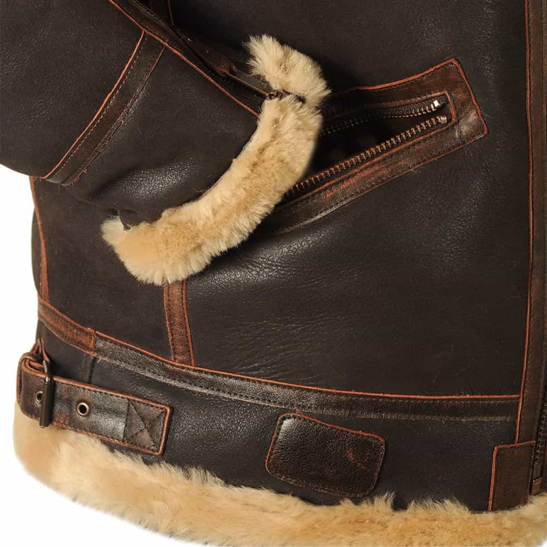 Herre pilotjakke i aviator-stil, med moderne detaljer, der fremhæver et maskulint og tidløst look.