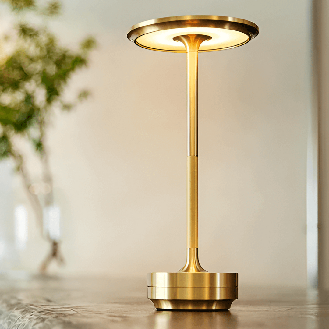 Sort trådløs bordlampe med LED-lys, justerbar og perfekt til moderne hjem.